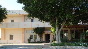 A two-story building with a sign for 'Tavern Athena' and 'Rent Rooms'. - Athina Rooms (Rethymno)