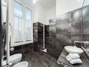 Shower, free toiletries, hair dryer, towels - Colosseo Panoramic Rooms (Rome)