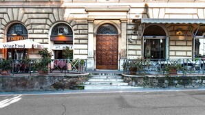 Un edificio con una vinoteca y terraza.