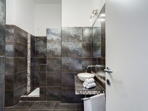 Ducha, artículos de tocador gratuitos, secador de pelo, toallas