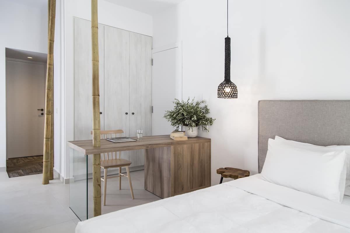 Kamar Double Premier, pemandangan laut | 1 kamar tidur, minibar, brankas, dan meja kerja