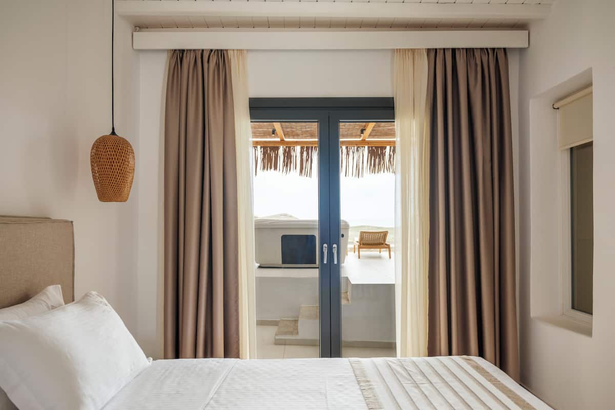 Suite Junior, hot tub, pemandangan laut | 1 kamar tidur, minibar, brankas, dan meja kerja