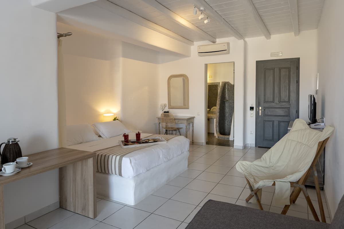 Kamar Standar, pemandangan laut | 1 kamar tidur, minibar, brankas, dan meja kerja