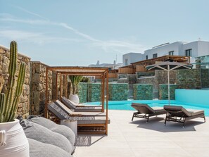 Outdoor pool, pool umbrellas, sun loungers - Ftelia Bay Boutique Hotel Mykonos (Mykonos)