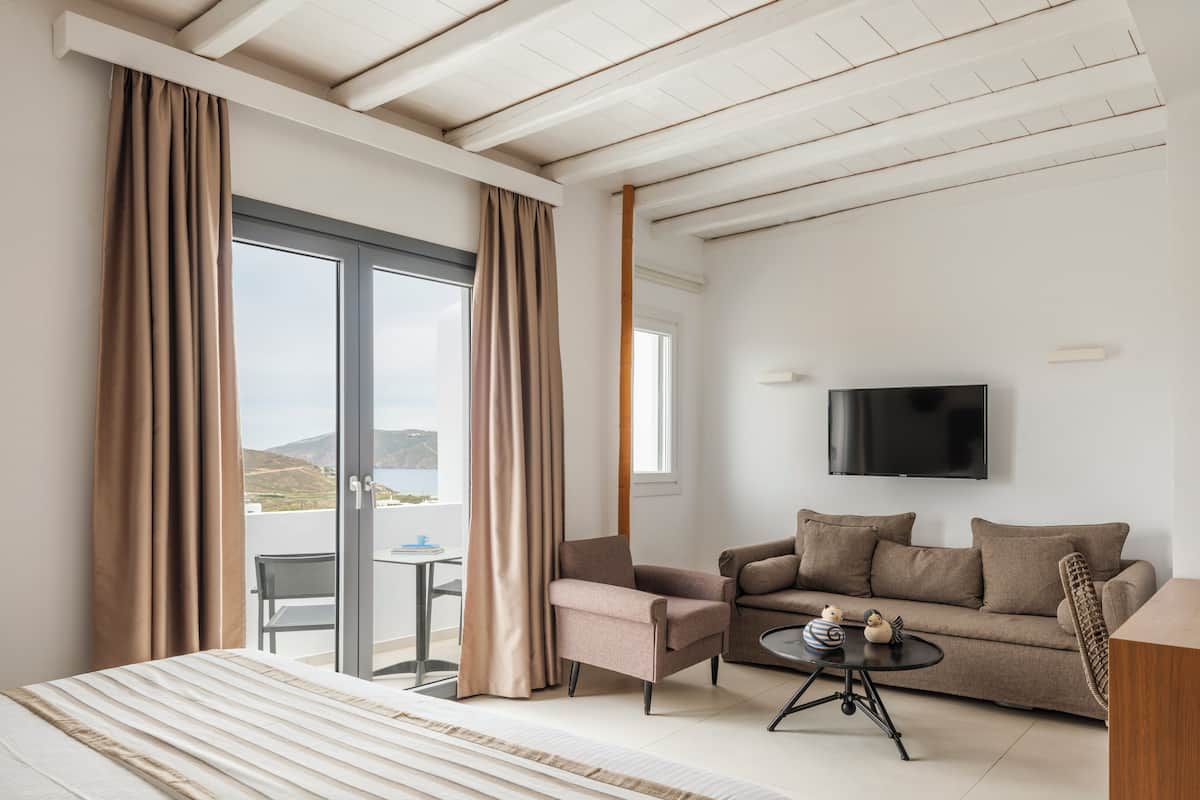 Minibar, caja de seguridad en la habitación y escritorio