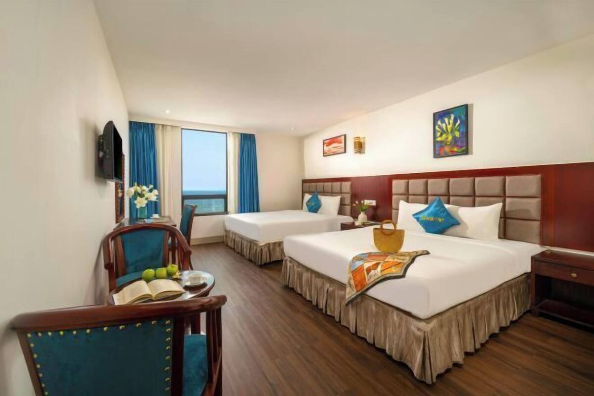 Minibar, in-room safe, desk, WiFi (free)