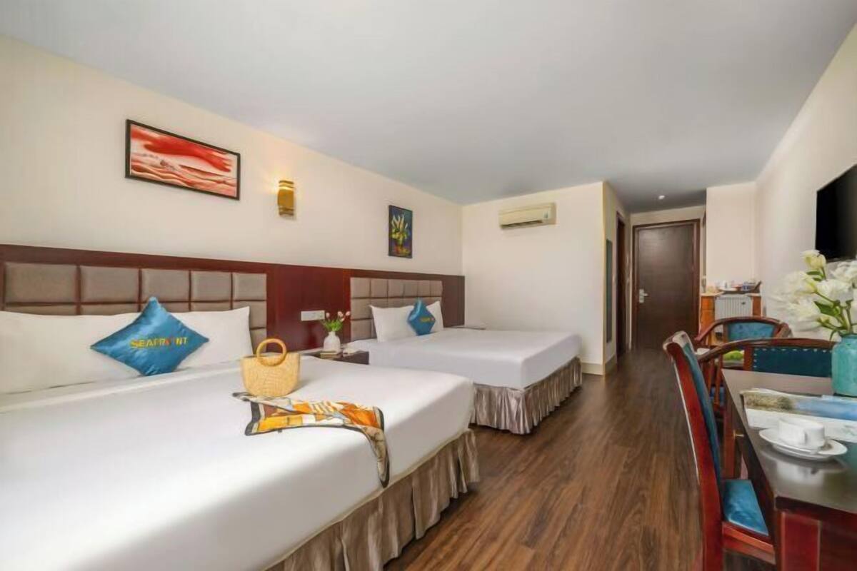 Minibar, in-room safe, desk, WiFi (free)