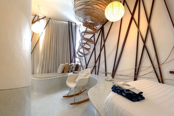 Rooster | 房內夾萬、獨特設計、獨特裝修、書桌