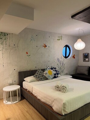 Rat | In-room safe, individually decorated, individually furnished, desk - Mo Rooms (Chiang Mai)