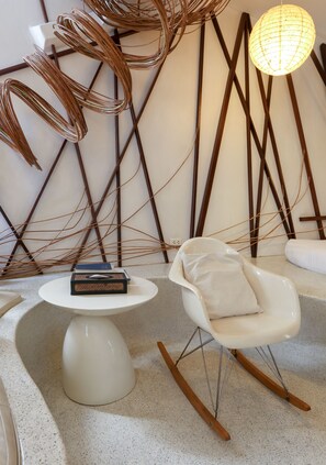 Rooster | 房內夾萬、獨特設計、獨特裝修、書桌