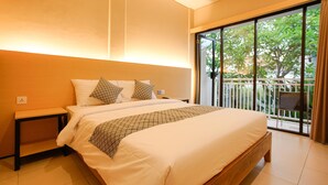 Deluxe Room With Balcony | 客房內保險箱、隔音、免費無線上網