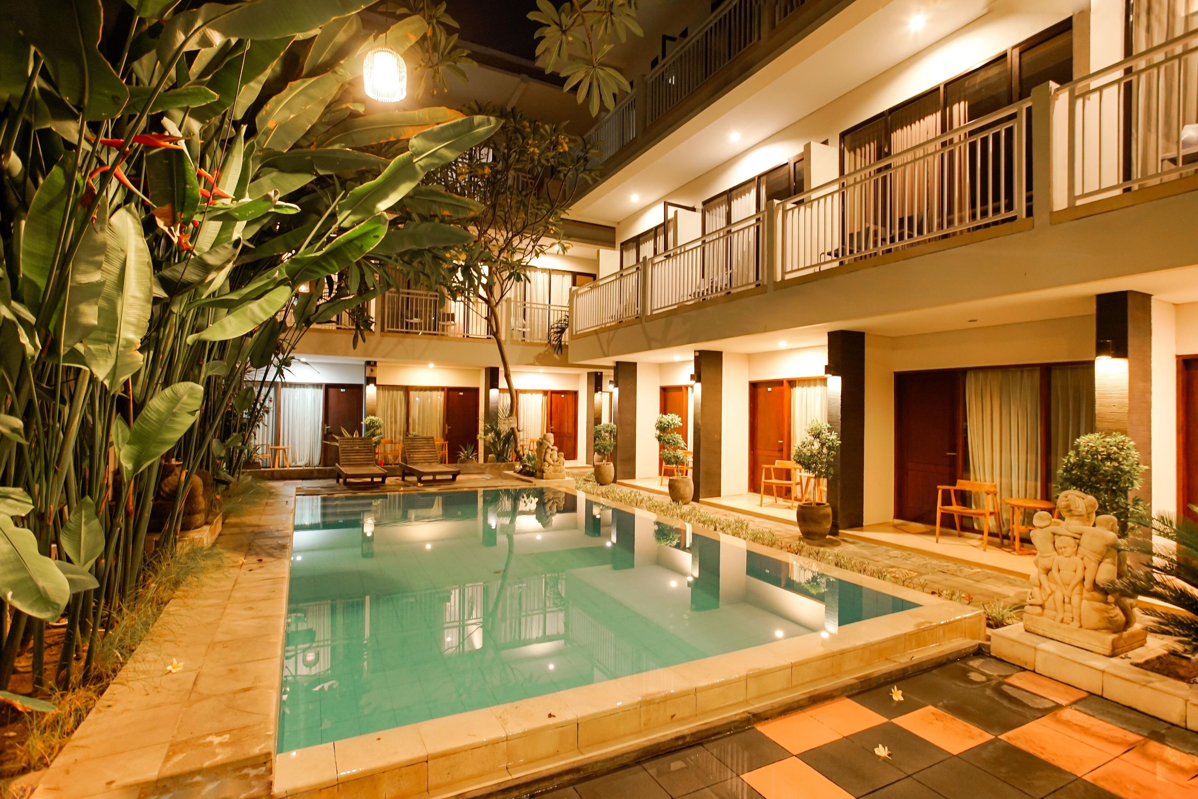 Una piscina al aire libre