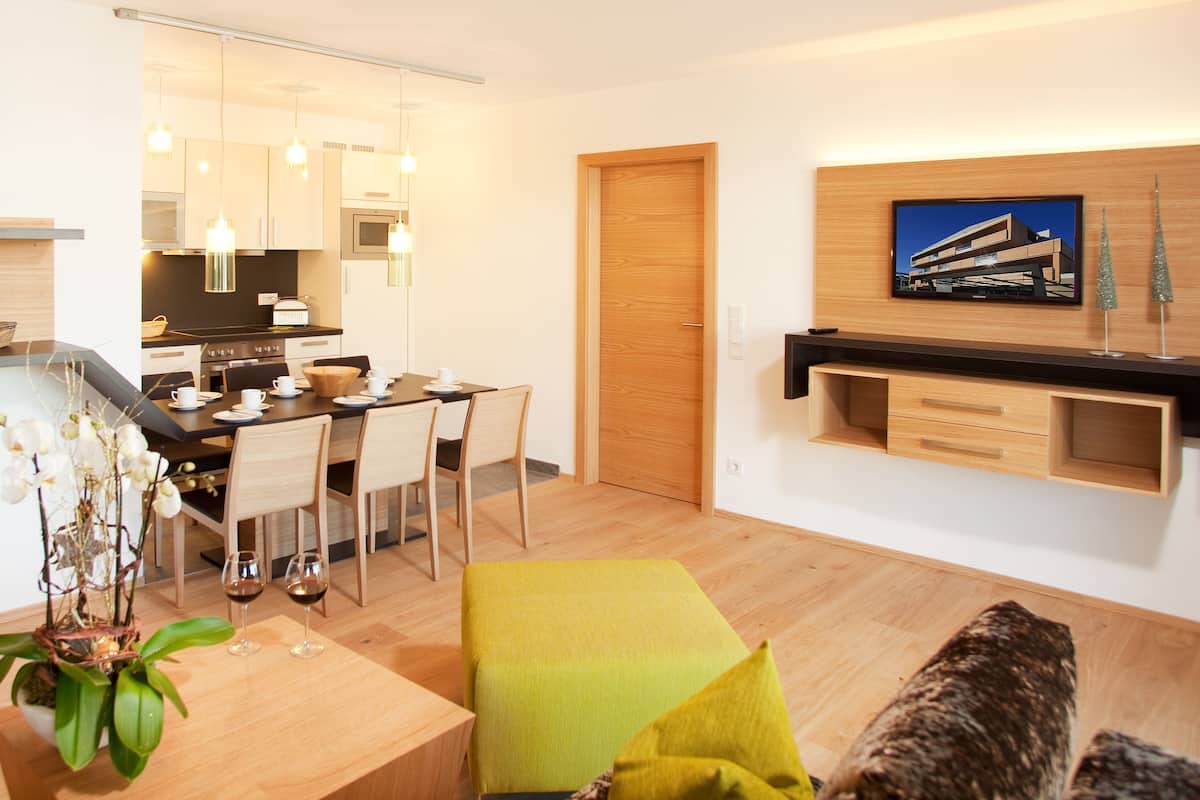Premium Apartment, 2 Bedrooms, Kitchen, Mountain View | 2 bedrooms, hypo-allergenic bedding, free minibar items, in-room safe