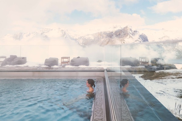 Una piscina al aire libre, sombrillas, sillones reclinables de piscina