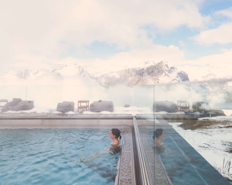 Una piscina al aire libre, sombrillas, tumbonas. Chetzeron