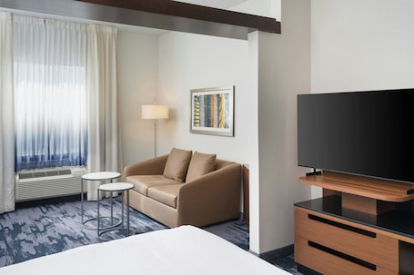 Hypo-allergenic bedding, desk, laptop workspace, iron/ironing board. Fairfield Inn & Suites by Marriott Delray Beach I-95