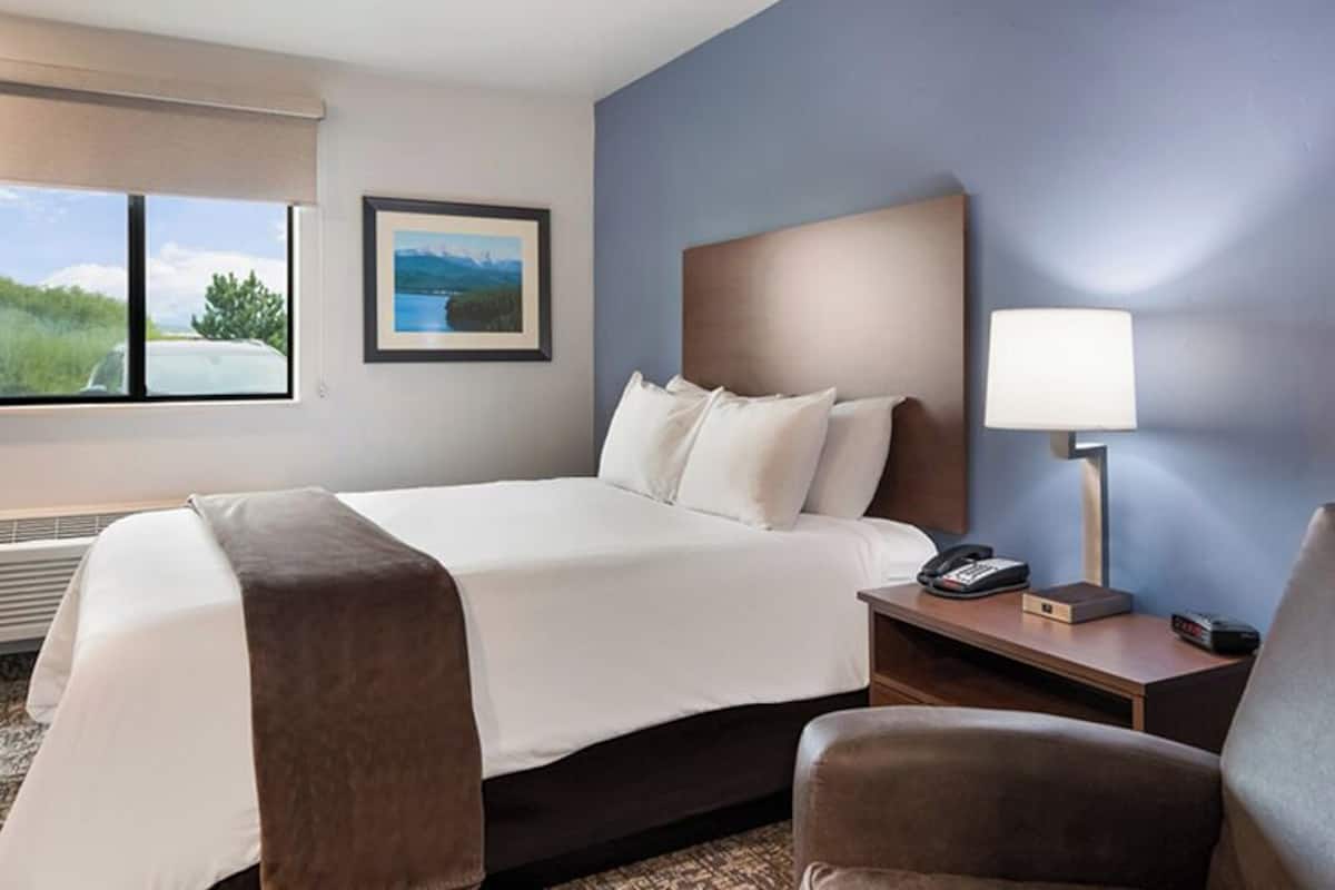 高級寢具、特厚豪華床墊、書桌、手提電腦工作空間