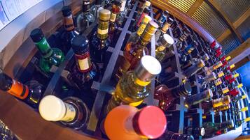 Un bar con numerosas botellas de alcohol dispuestas en un ordenado patrón de cuadrícula.