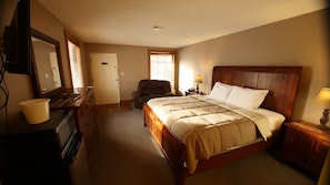 Room, 1 King Bed, Lake View | Premium bedding, individually decorated, bed sheets - Skyline Lodge (Ghent)