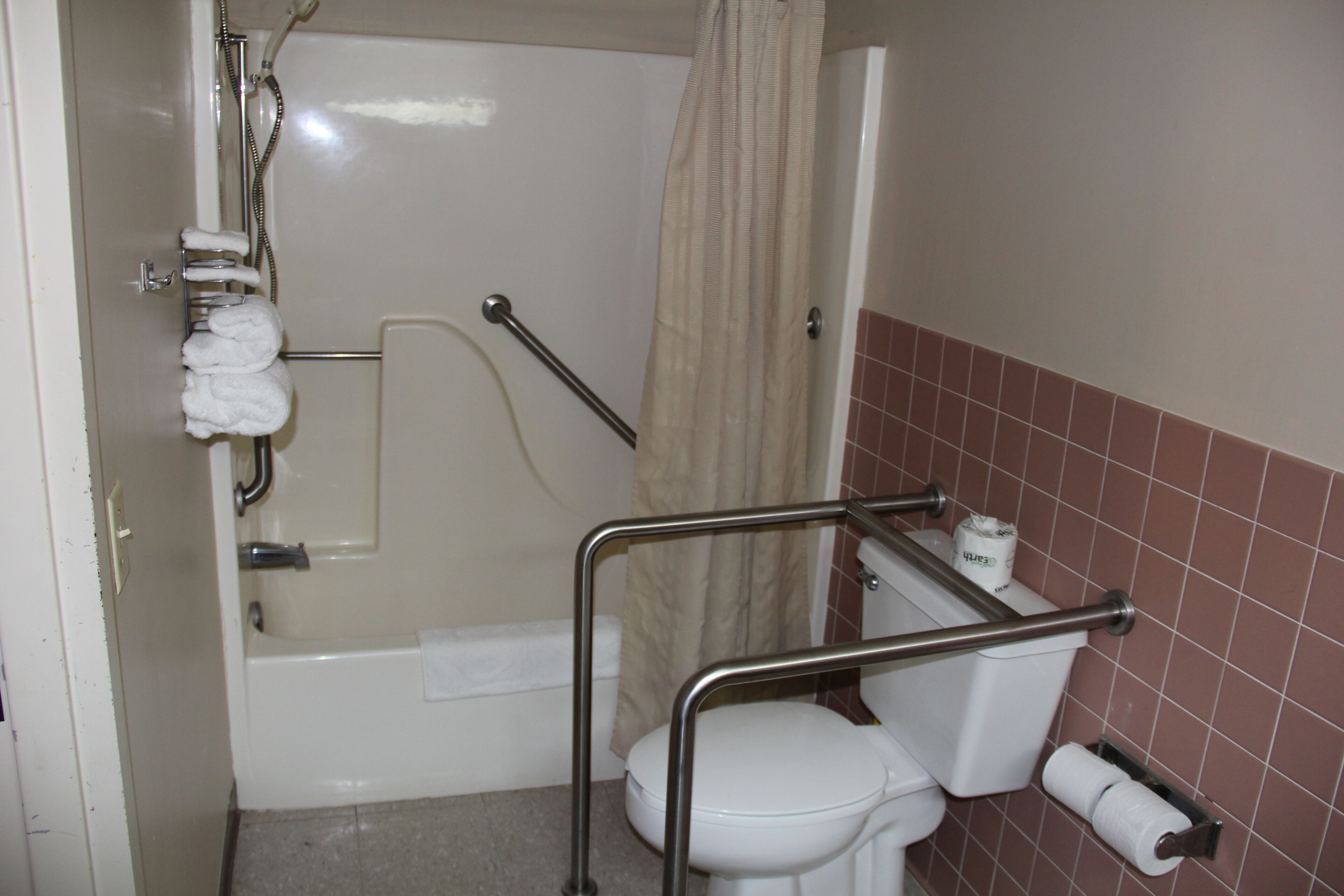 Un baño con bañera, inodoro y ducha.