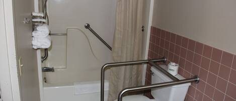 Un baño con bañera, inodoro y ducha.