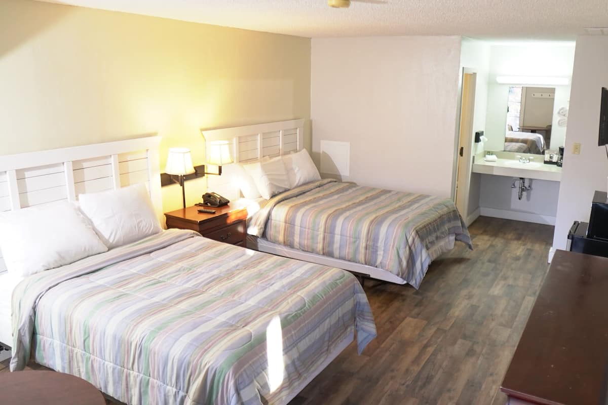 Kamar Single Basic, 2 Tempat Tidur Queen | Seprai premium, didekorasi berbeda-beda, dan seprai linen
