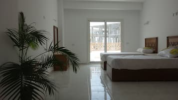 Bar mini, seterika/papan seterika, katil bayi/kot (percuma)