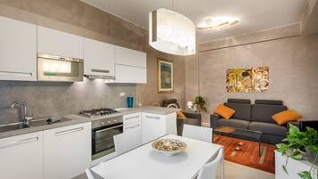 Apartment (Dimora Valle - Vicoletto Valle 3) | Private kitchen | Full-sized fridge, microwave, cookware/dishes/utensils