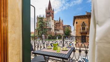 Apartment (Dimora Leoni - Via Leoni n. 15) | 2 bedrooms, individually decorated, individually furnished