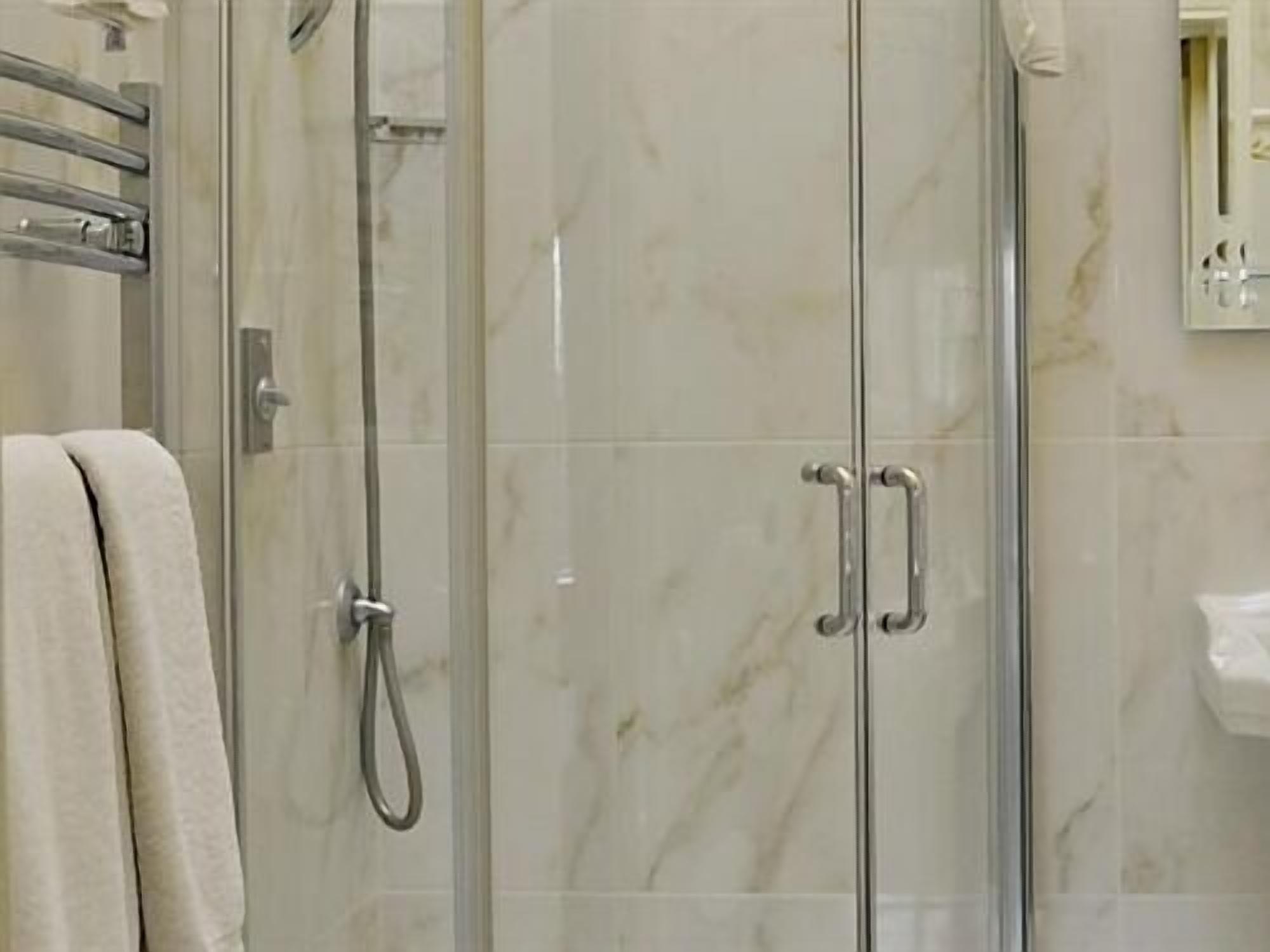 Standard Suite, Ensuite (With Shower) | Bathroom