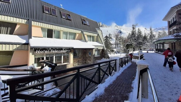 Un hotel de diseño moderno, con un llamativo letrero que dice 'Hotel Telecabin'.