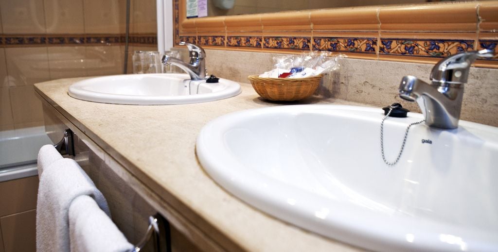 combined shower/bathtub, hair dryer, towels