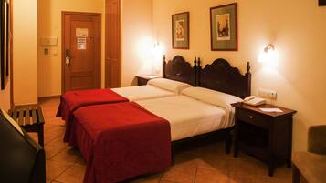 Caixa forta a l'habitació, cortines opaques i planxa i posts de planxar