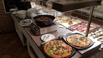 Se sirven desayunos, comidas y cocina local