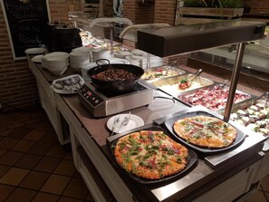 供应早餐和午餐，地方菜