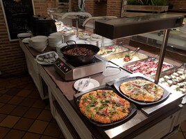 Frühstück und Mittagessen, lokale Küche