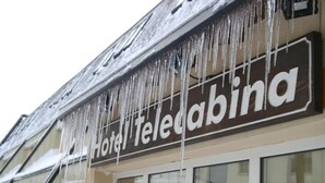 Un letrero de hotel con estalactitas colgando del techo.