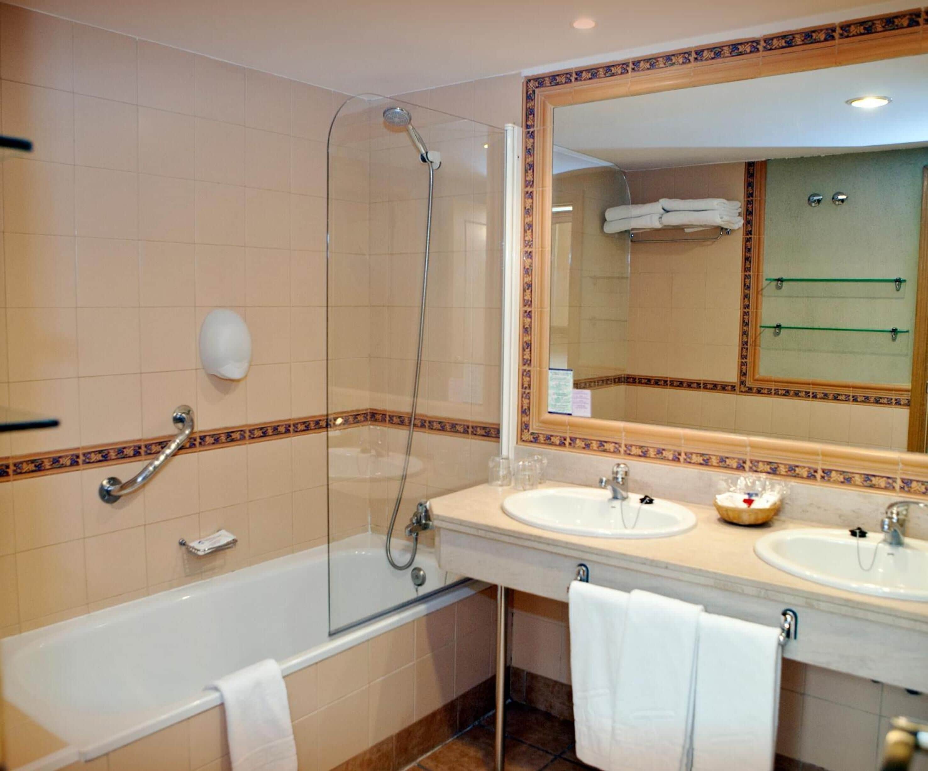 combined shower/bathtub, hair dryer, towels