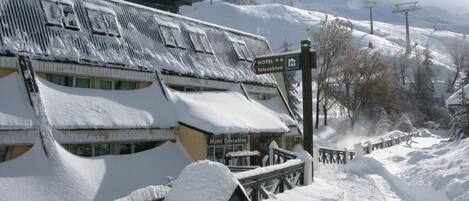 Een met sneeuw bedekt gebouw met een bord waarop hotel