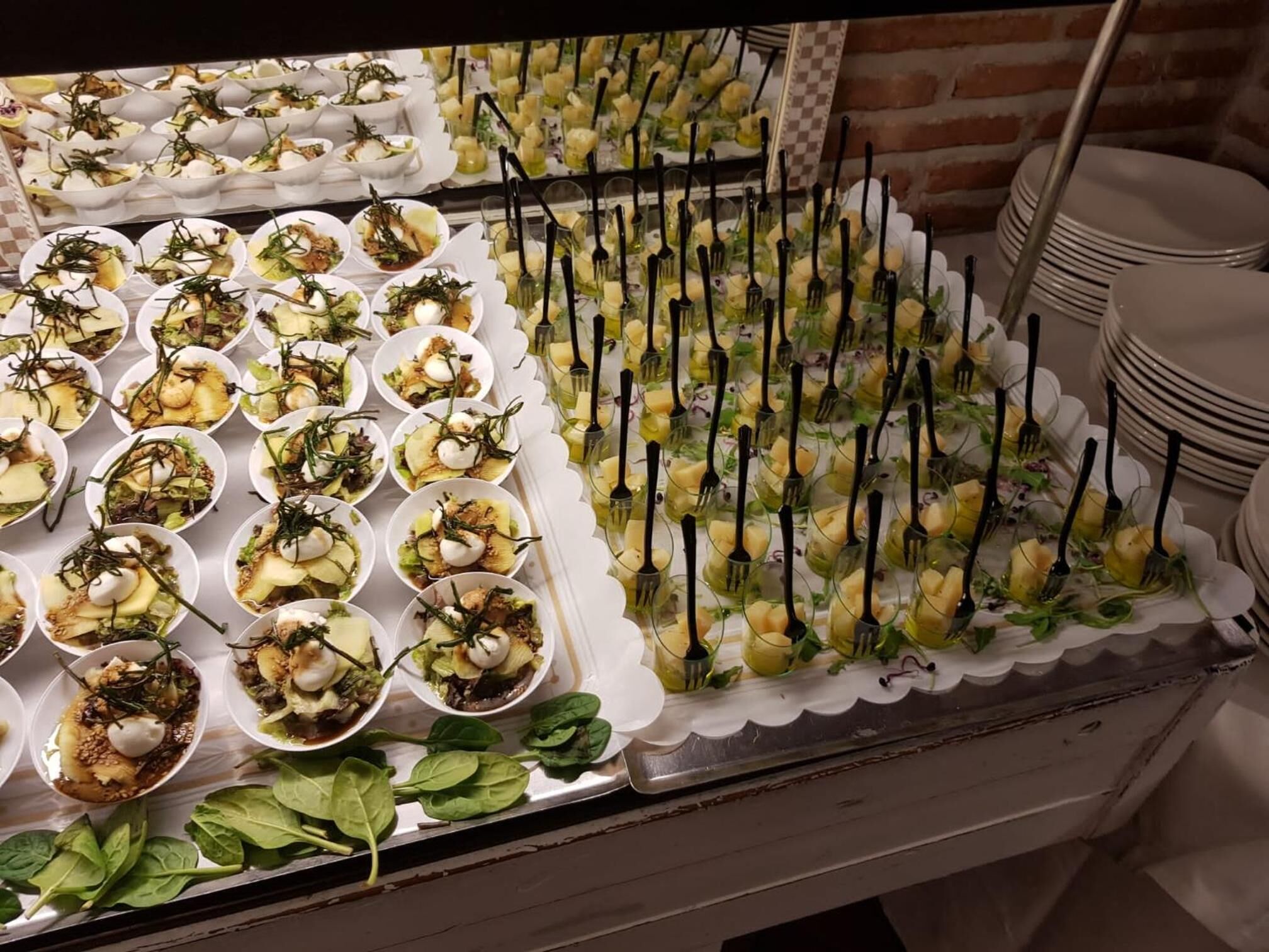 Una mesa de buffet con diversos platos y cubiertos.