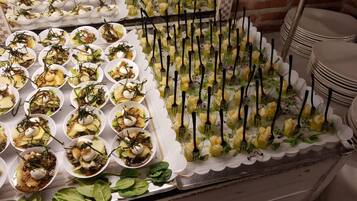 Una mesa de buffet con diversos platos y cubiertos.