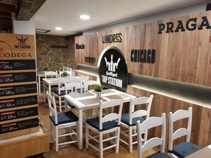 Phục vụ bữa sáng và bữa trưa 