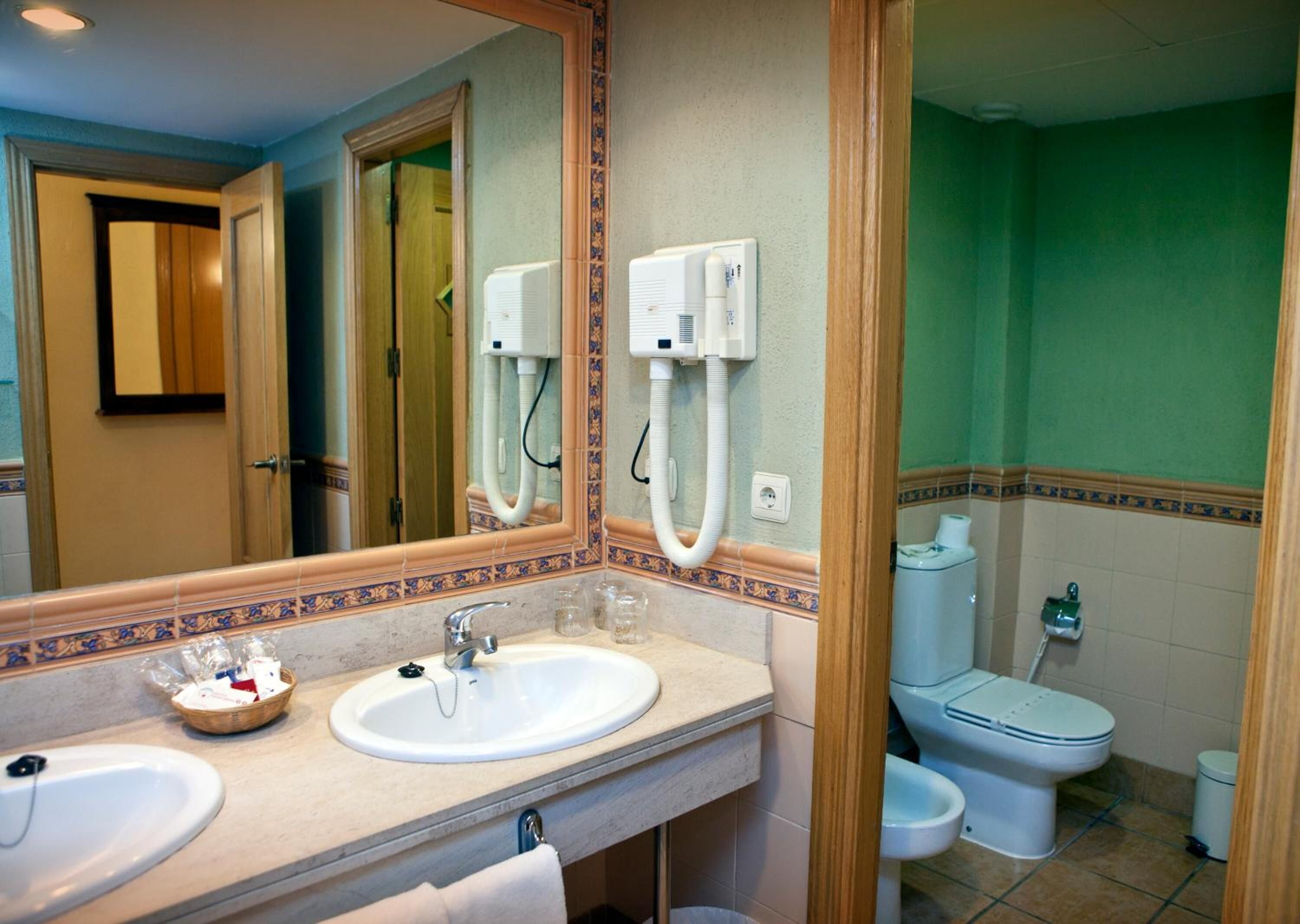 combined shower/bathtub, hair dryer, towels