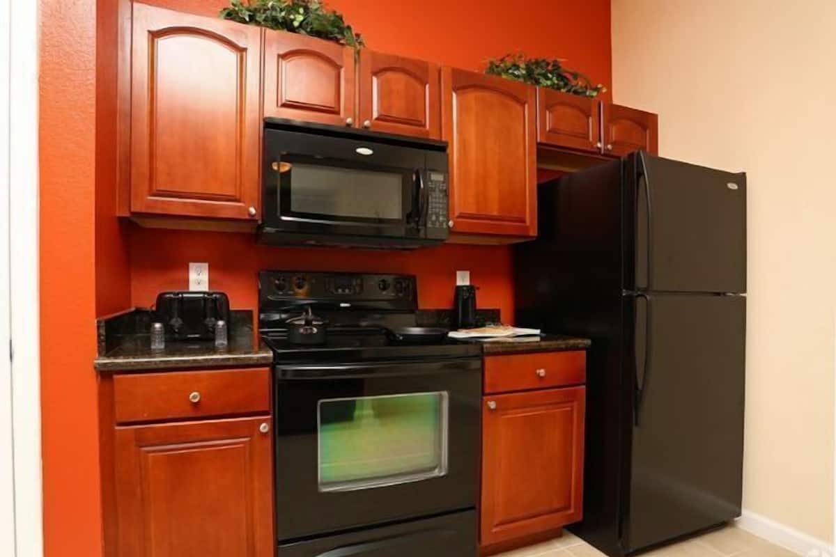 1 habitación, muebles diferentes y tabla de planchar con plancha