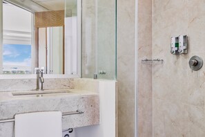 Douche, articles de toilette (gratuits), séchoir à cheveux