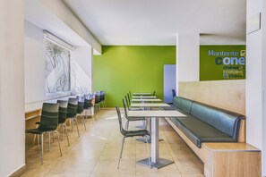 Lobby - One Leon Poliforum (León)