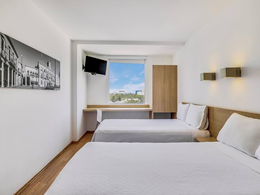 Habitación superior, 2 camas individuales | Caja fuerte, escritorio, tabla de planchar con plancha y wifi gratis