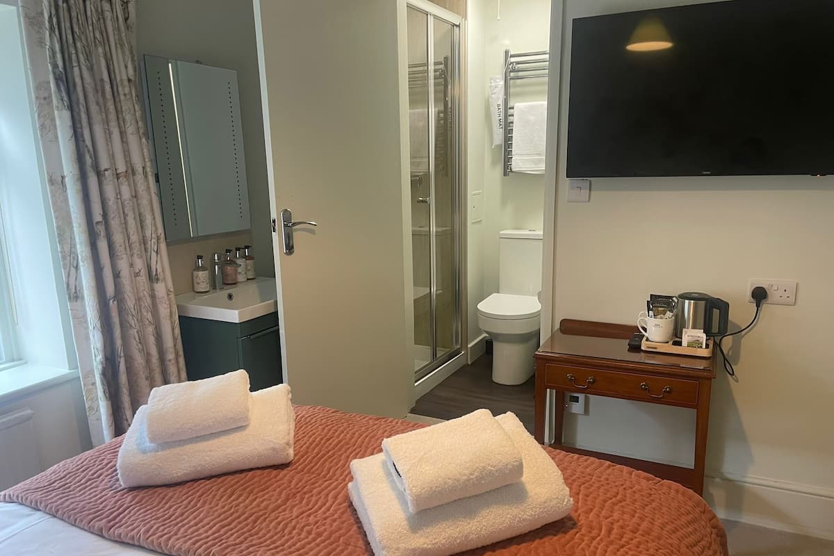 Quarto básico | Wi-Fi de cortesia, roupa de cama