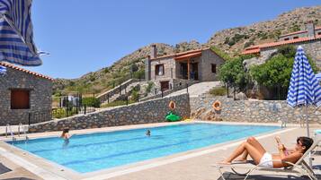 Außenpool, Sonnenschirme, Liegestühle