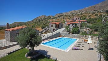 Außenpool, Sonnenschirme, Liegestühle